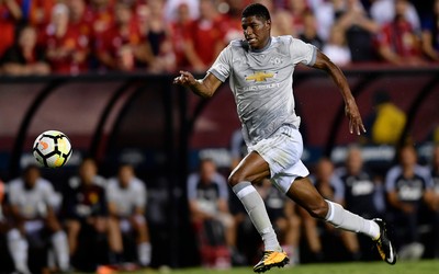 爱游戏快讯-于帕梅卡诺面对高空球稳如狗