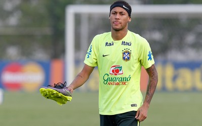 爱游戏快讯-佩洛娃赛后和球迷互动合影