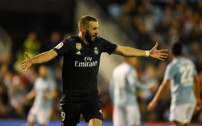 爱游戏独家-克瓦拉茨赫利亚赛后与裁判握手